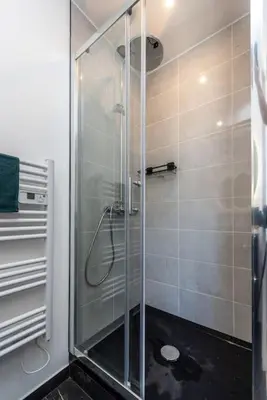 Salle de bains dans l'établissement Le Garden B avec salle de sport