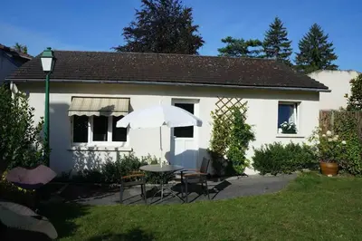 Jardin de l'établissement maison indépendante avec jardin
