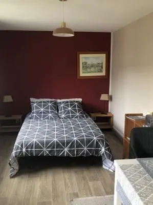 Un ou plusieurs lits dans un hébergement de l'établissement maison indépendante avec jardin