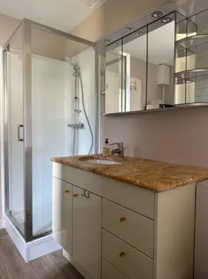 Salle de bains dans l'établissement maison indépendante avec jardin