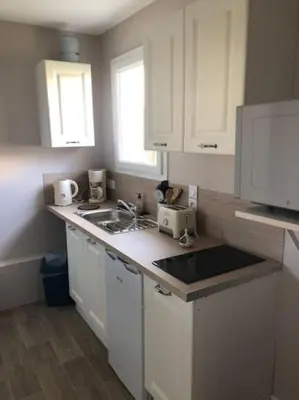 Cuisine ou kitchenette dans l'établissement maison indépendante avec jardin