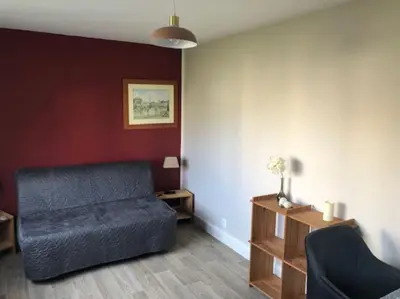 Coin salon dans l'établissement maison indépendante avec jardin