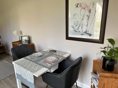 Coin salon dans l'établissement maison indépendante avec jardin