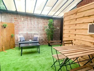 Jardin de l'établissement Le Cocon Citadin, Terrasse couverte, Gare Wifi