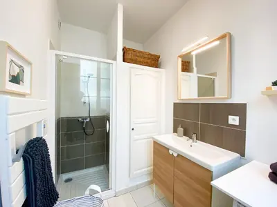 Salle de bains dans l'établissement Le Cocon Citadin, Terrasse couverte, Gare Wifi