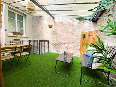 Jardin de l'établissement Le Cocon Citadin, Terrasse couverte, Gare Wifi