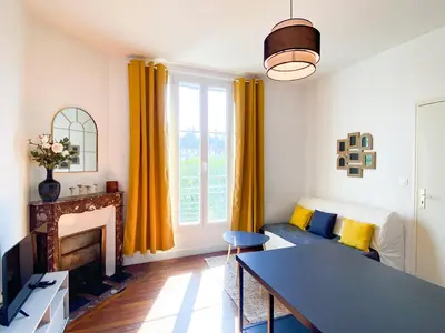 Télévision ou salle de divertissement dans l'établissement Le Cocon Citadin, Terrasse couverte, Gare Wifi