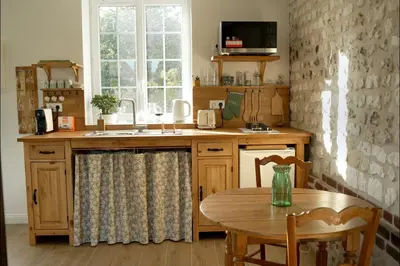 Cuisine ou kitchenette dans l'établissement Les Jardins de Félicie