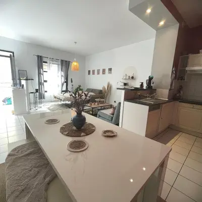 Cuisine ou kitchenette dans l'établissement Le grand cocon de Saint Leu parking gratuit !