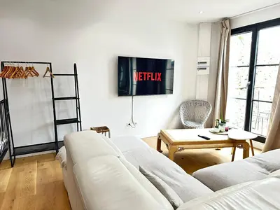 Télévision ou salle de divertissement dans l'établissement Maison 34 avec service de navette