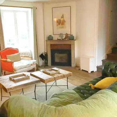 Coin salon dans l'établissement Maison spacieuse près de Vienne-en-Arthies avec jardin