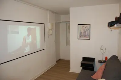 Télévision ou salle de divertissement dans l'établissement Jacobin-centre ville-paisible-2 couchages