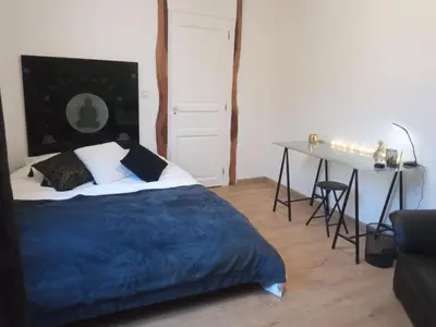 Un ou plusieurs lits dans un hébergement de l'établissement Chambre spacieuse et zen