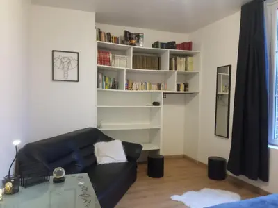 Bibliothèque dans le séjour chez l'habitant