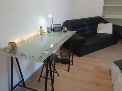 Coin salon dans l'établissement Chambre spacieuse et zen
