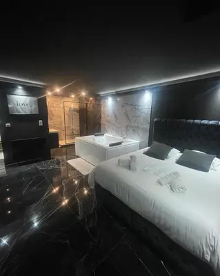 Un ou plusieurs lits dans un hébergement de l'établissement La Suite Prestige Jacuzzi,Sauna,Netflix,Disney