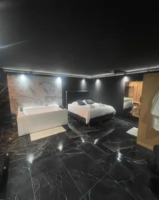 Un ou plusieurs lits dans un hébergement de l'établissement La Suite Prestige Jacuzzi,Sauna,Netflix,Disney