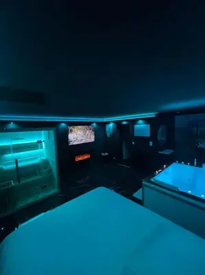 Un ou plusieurs lits dans un hébergement de l'établissement La Suite Prestige Jacuzzi,Sauna,Netflix,Disney