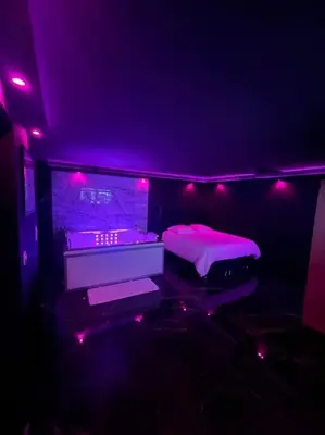 Un ou plusieurs lits dans un hébergement de l'établissement La Suite Prestige Jacuzzi,Sauna,Netflix,Disney