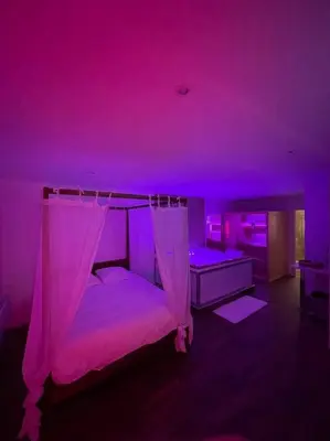 Un ou plusieurs lits dans un hébergement de l'établissement La Suite Bali Jacuzzi,Sauna,Netflix,Disney
