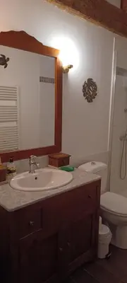 Salle de bains dans l'établissement Moulin de la Génetée