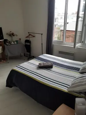 Un ou plusieurs lits dans un hébergement de l'établissement Chez Vincent, Chambre double, environ 10m2, avec accès privé, une salle de bain équipée, très bon emplacement dans Dieppe, au calme, avec Parking Gratuit et Clôturé, terrasse et grand jardin, Animaux admis, Attention pas de cuisine