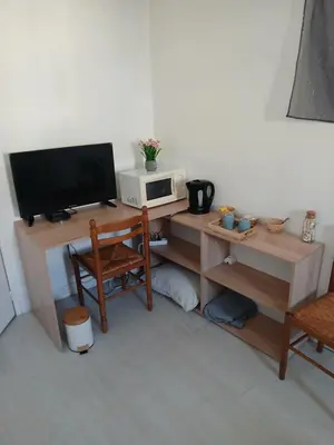 Télévision ou salle de divertissement dans l'établissement Chez Vincent, Chambre double, environ 10m2, avec accès privé, une salle de bain équipée, très bon emplacement dans Dieppe, au calme, avec Parking Gratuit et Clôturé, terrasse et grand jardin, Animaux admis, Attention pas de cuisine