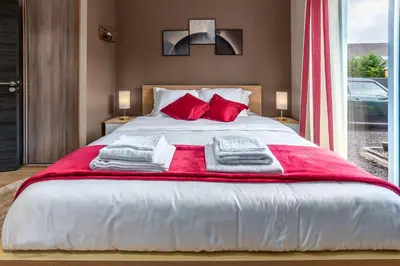 Un ou plusieurs lits dans un hébergement de l'établissement SUITE ET CHAMBRES COSY CHEZ A&M -ELEGANT HOME, CALME, CAMPAGNE, PARKING gratuit