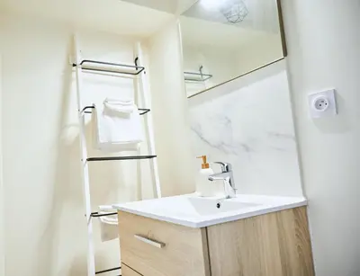 Salle de bains dans l'établissement Appartement moderne et lumineux - Centre ville Creil