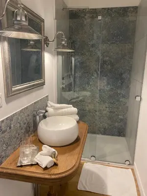 Salle de bains dans l'établissement Le Domaine Des Trois Chênes