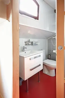 Salle de bains dans l'établissement Péniche Daphné's