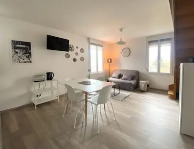 Télévision ou salle de divertissement dans l'établissement Plénitude Giverny-Vernon appt 12