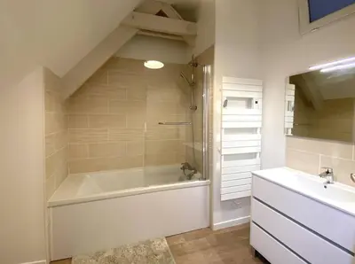 Salle de bains dans l'établissement Le Loft boisé Giverny-Vernon - appt 8