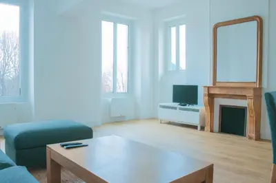 Télévision ou salle de divertissement dans l'établissement Grand 2P vue seine