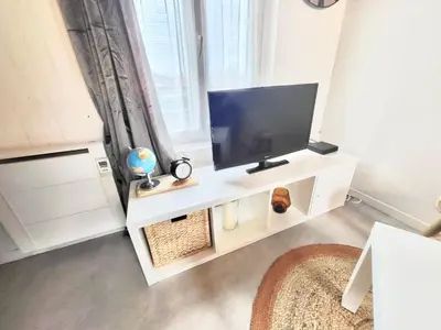 Télévision ou salle de divertissement dans l'établissement Charmant appartement au cœur du quartier St-Pierre