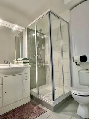 Salle de bains dans l'établissement Duchesse de Berry - Vue sur port
