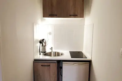 Cuisine ou kitchenette dans l'établissement Studio 2 proche du Jardin des plantes de Rouen