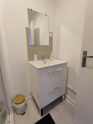 Salle de bains dans l'établissement Le Petit Jacques, appartement & garage