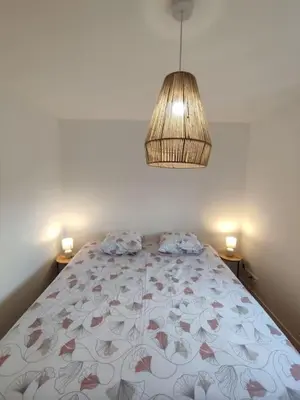 Un ou plusieurs lits dans un hébergement de l'établissement Le Petit Jacques, appartement & garage