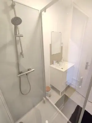 Salle de bains dans l'établissement Le Petit Jacques, appartement & garage