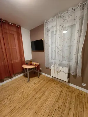 Télévision ou salle de divertissement dans l'établissement Studio Chaleureux proche gare