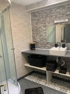 Salle de bains dans l'établissement Maison proche centre-ville 4 personnes 2 chambres