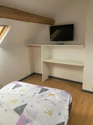 Télévision ou salle de divertissement dans l'établissement Maison proche centre-ville 4 personnes 2 chambres