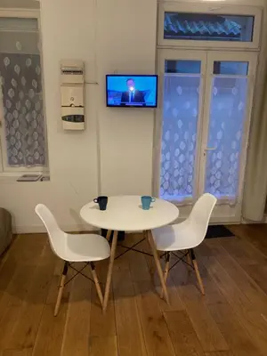 Télévision ou salle de divertissement dans l'établissement Studio N 2 cosy hypercentre, rue Saint Nicolas