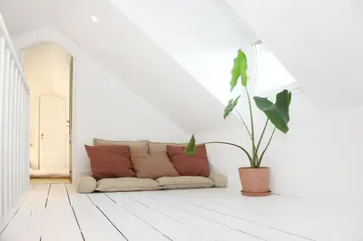 Coin salon dans l'établissement La Maison des Rues Pavées avec jardin by La Boîte En Plus