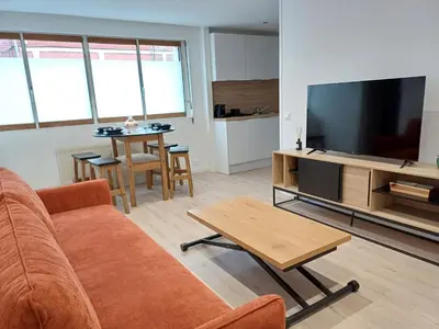 Télévision ou salle de divertissement dans l'établissement Élégant, spacieux, 2 couchages, proche centre