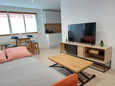 Télévision ou salle de divertissement dans l'établissement Élégant, spacieux, 2 couchages, proche centre