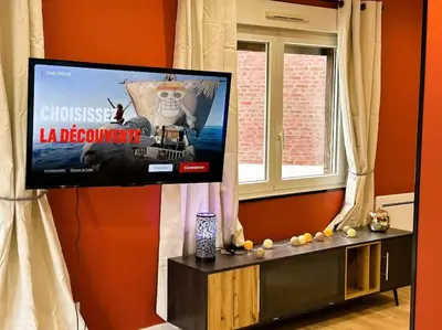 Télévision ou salle de divertissement dans l'établissement Loft O'Chalet - 10 min GARE - PARKING PRIVÉ