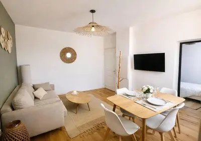 Télévision ou salle de divertissement dans l'établissement L'Escapade des Privilégiés