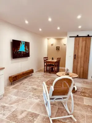 Télévision ou salle de divertissement dans l'établissement Maison Aveny Spa